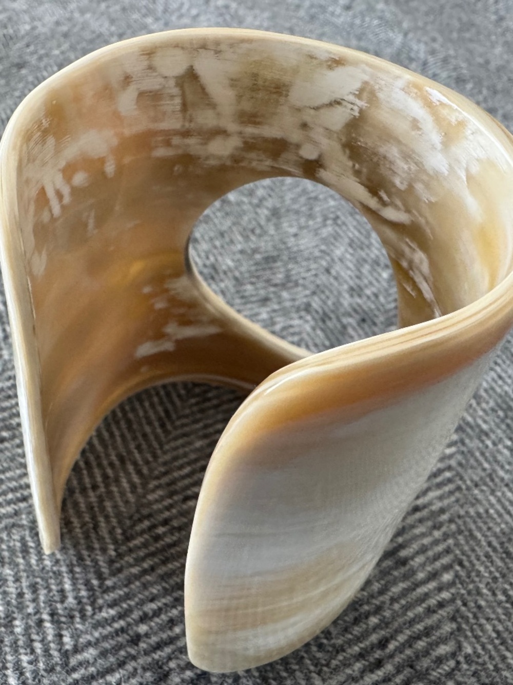 (NWOT) ANKOLE, BUFFALO HORN CUFF IN CREAMY TONES, WITH ARTISTIC ROUND CUTOUT - Picture 2 of 7